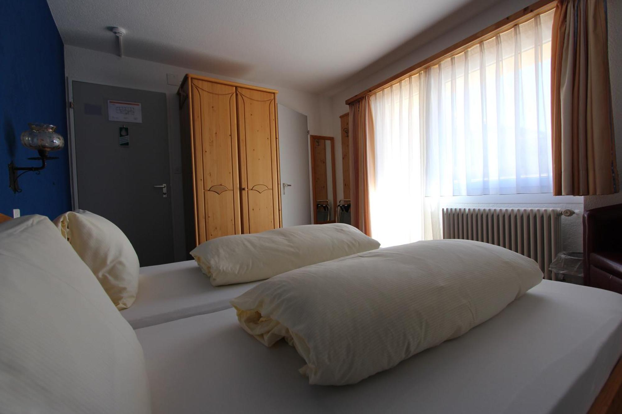 Hotel Al Rom Tschierv Стая снимка