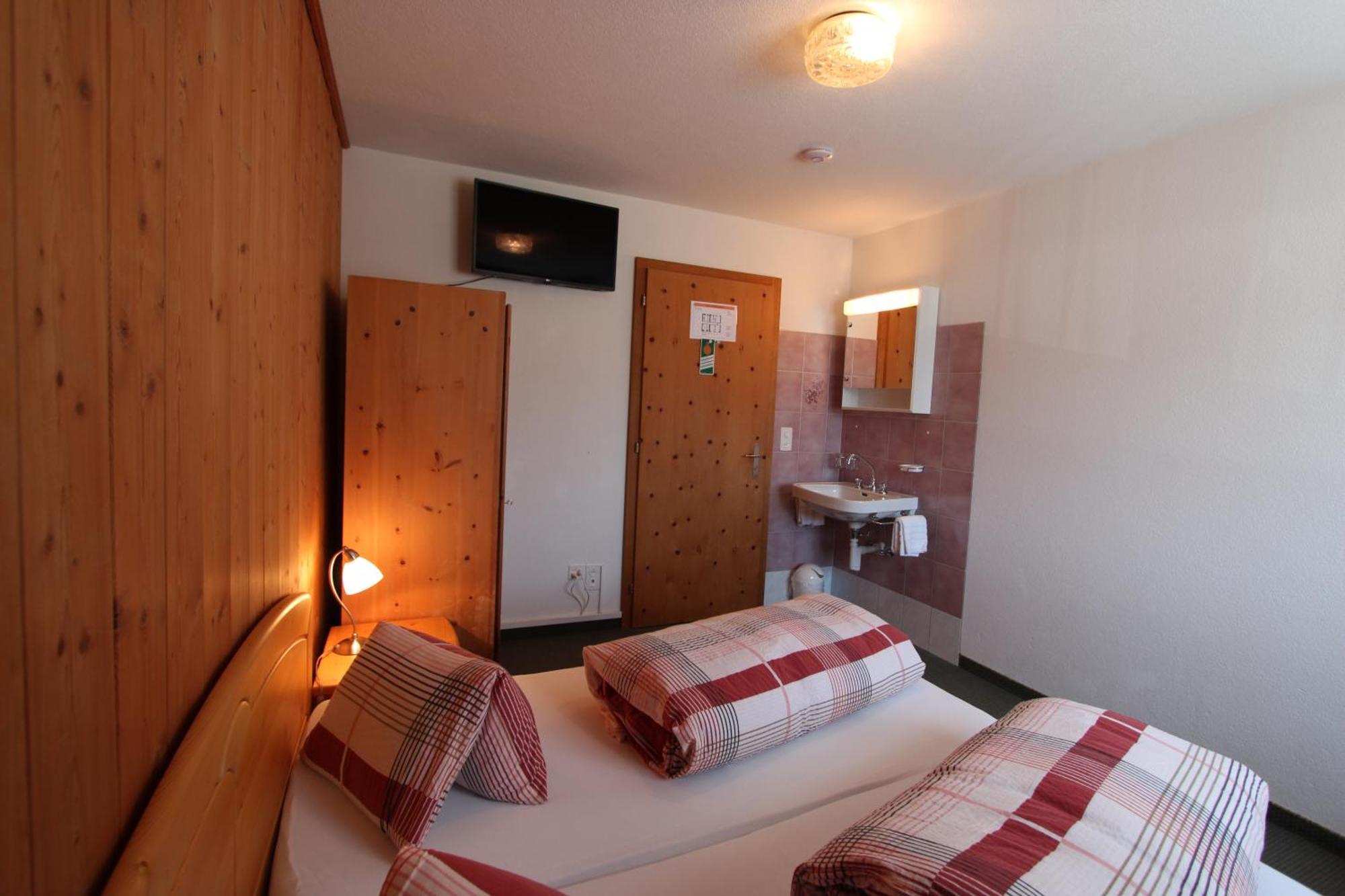Hotel Al Rom Tschierv Стая снимка