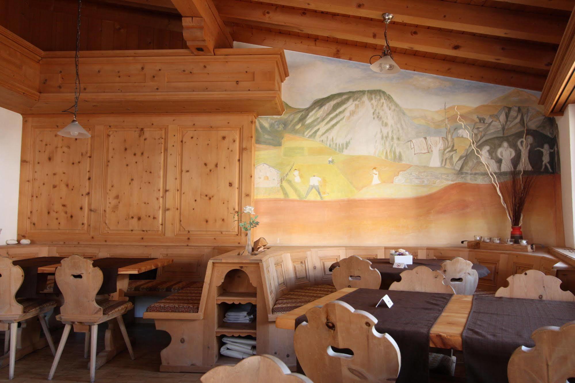 Hotel Al Rom Tschierv Екстериор снимка